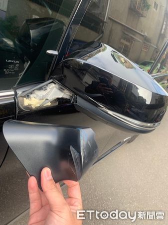 ▲金鐘藝人小馬的愛車Lexus LM今晨遭他車擦撞後肇逃，無奈報警求助。（圖／記者張君豪翻攝）