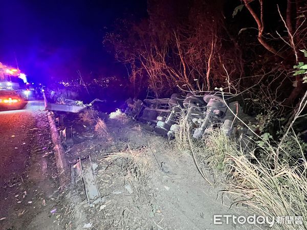 ▲▼國道3號苗栗通霄路段19日凌晨砂石車爆胎，衝破護欄翻覆邊坡，所幸駕駛無大礙。（圖／記者蔡文淵翻攝）