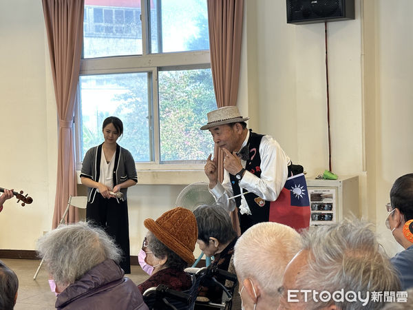 ▲▼             日本魔術師爺爺76歲蔵谷和夫（Mr.Kura）和75歲好友南野康男（Minamino桑）來台表演。（圖／民眾提供）