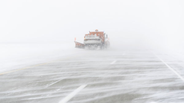 ▲▼美國中北部愛荷華州1月13日一輛鏟雪車在暴風雪中沿著美國20號高速公路前進。（圖／達志影像／美聯社）
