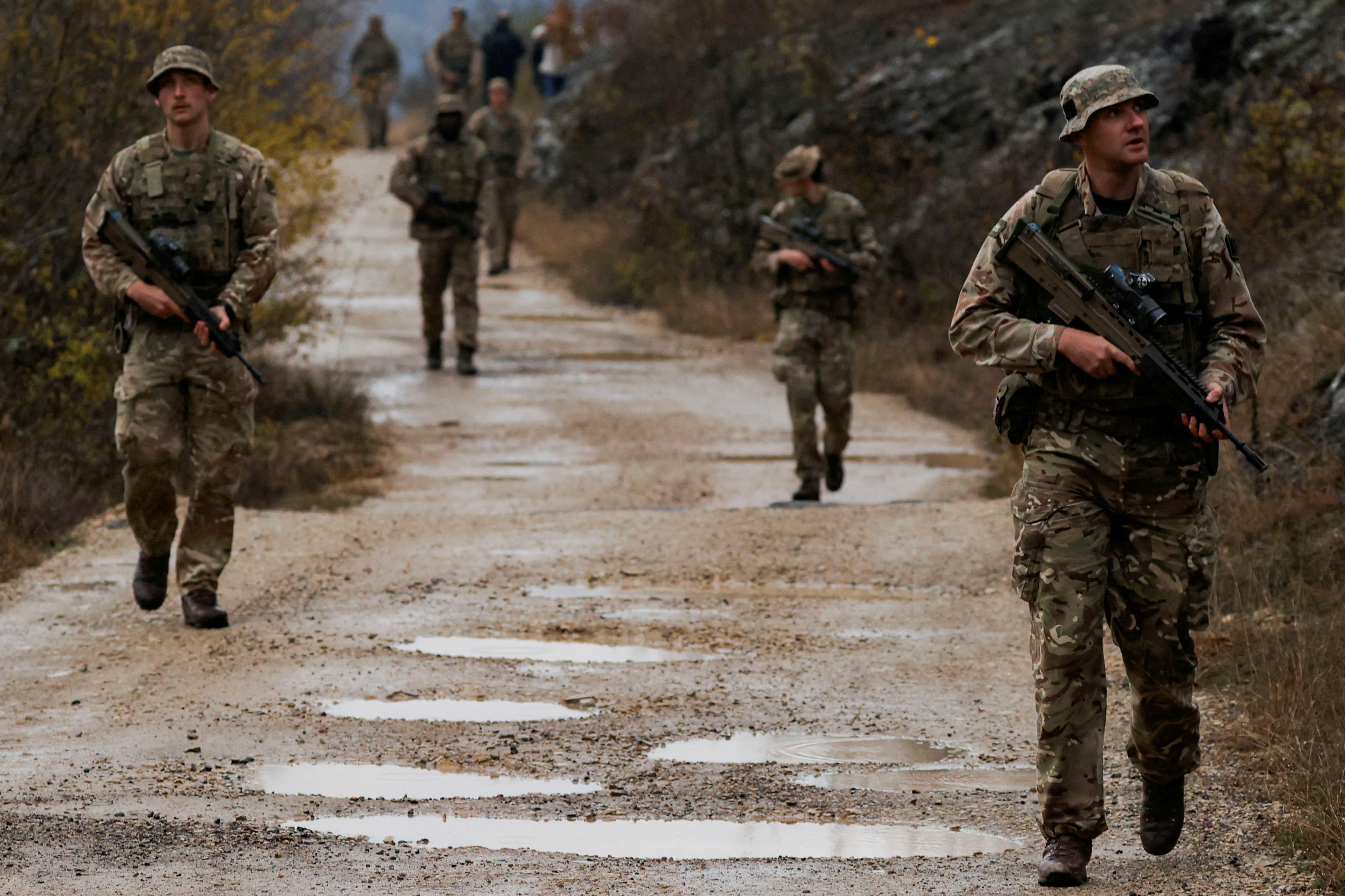 ▲▼北約增援部隊英國軍隊在科索沃、塞爾維亞邊境巡邏。（圖／路透）