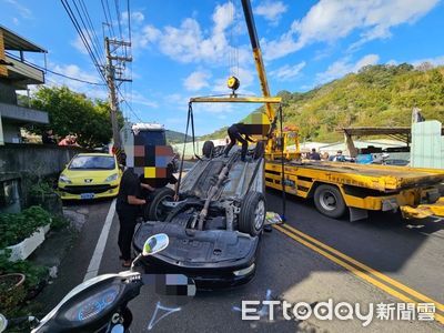 新北女駕駛彎道閃車翻覆躺路中央　 民眾嚇壞報警出動吊車拖吊