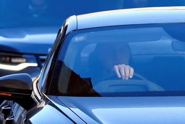 ▲▼威廉王子開車駛出妻子凱特接受治療的醫院。（圖／路透）