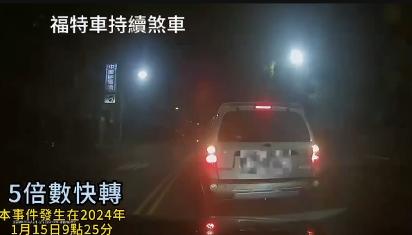 ▲網友PO出影片指控福特銀灰色廂型車蓄意開車撞人且肇事逃逸。（圖／民眾提供）