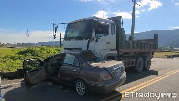 ▲▼砂石車與轎車相撞，轎車駕駛、82歲的三星鄉人和村長廖熖傷重不治。（圖／記者游芳男翻攝，下同）