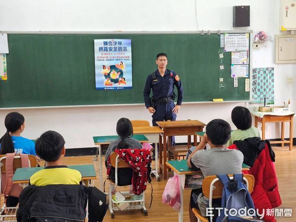 ▲成功員警於校園結業式前，向學生宣導反毒及防詐。（圖／記者楊漢聲翻攝）