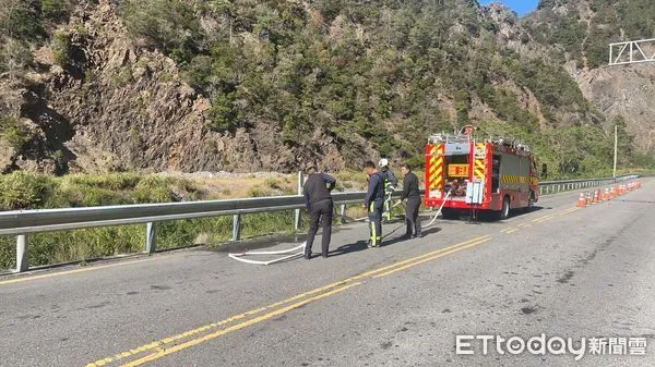 記者  李陳信得／台中報導  天乾物燥小心火燭。中橫便道昨日中午班次放行後，在青山會車點下方河岸突然發現有冒煙情形，公路局保全人員發現後立即通報向消防隊通報，所幸發現的早立即鋪面沒有延燒。公路總局谷關工務段表示，冬季天乾物燥，民眾應特別小心不可亂丟菸蒂，以免造成災害。  中橫便道青山會車處，昨(18)日午1時20分左右管制保全發現路下邊坡有冒煙情形，上前查看有起火現象，立即通報行管室通知消防隊前來處理，消防人員派出3車5人前往，拉出水線將火源撲滅，初步判斷是有民眾亂丟菸蒂引燃乾草所致。  谷關工務段段長張裕閔表示，接獲通報後立即請求消防隊及警方趕往處理，還好立即控制撲滅。呼籲民眾在會車點時，請勿將菸蒂隨意亂丟，先將熄滅後在放置在垃圾桶內，才不會引發火災。