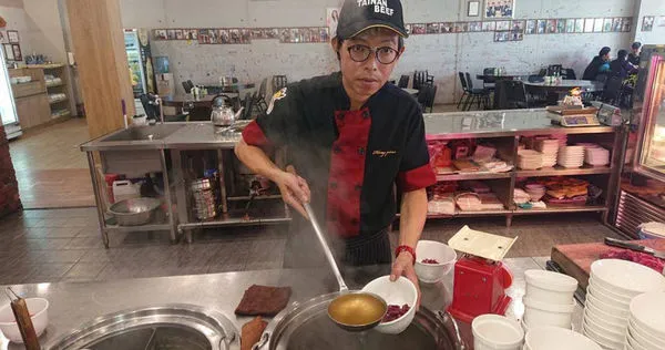 台南一家牛肉湯店，在艱難時期提供消防醫護人員幫助。（圖／中國時報程炳璋攝）