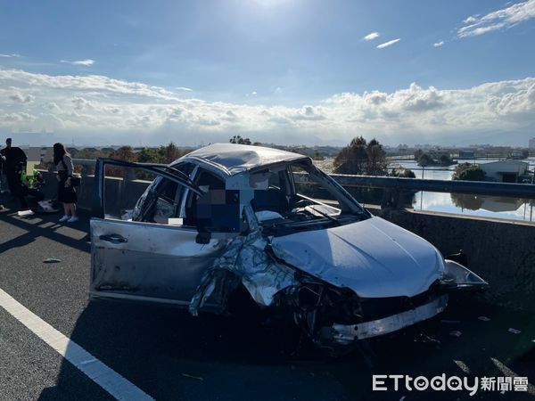 ▲▼國5南下40.5K處，轎車與大貨車擦撞釀2傷。（圖／記者游芳男翻攝，下同）