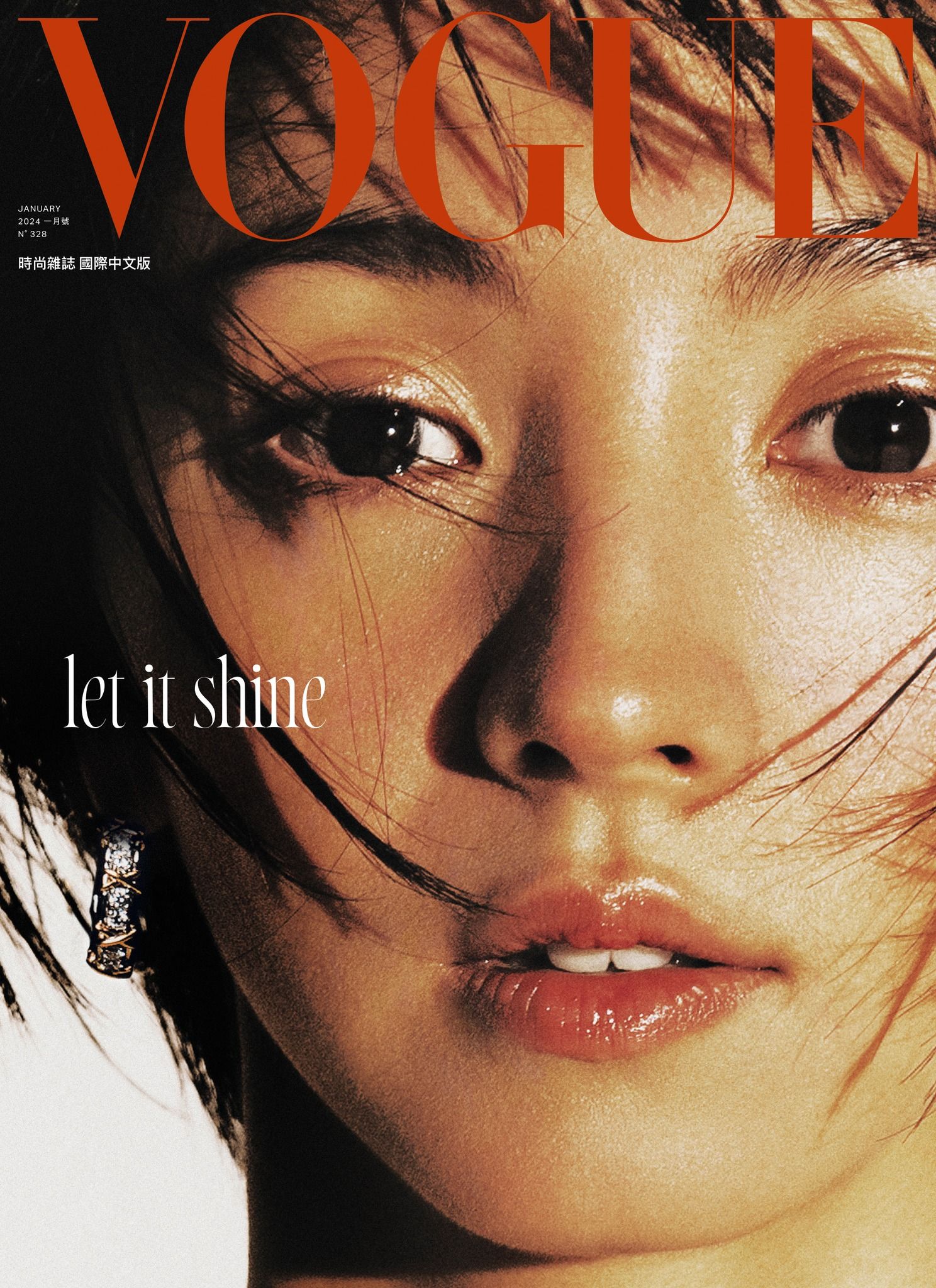 日本女星滿島光的雜誌封面照片引發兩岸網友討論。（圖／翻攝自Facebook／VOGUE Taiwan）