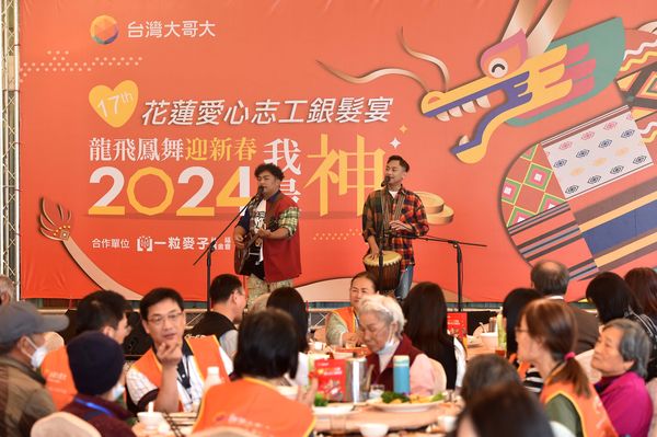 ▲藝人團體「黑旋風」今年再度受邀到台灣大銀髮宴開唱。（圖／台灣大）