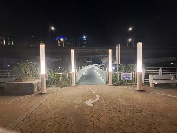 ▲三重同安陸橋亮起來 新北打造友善河濱路廊。（圖／新北市高灘處提供）