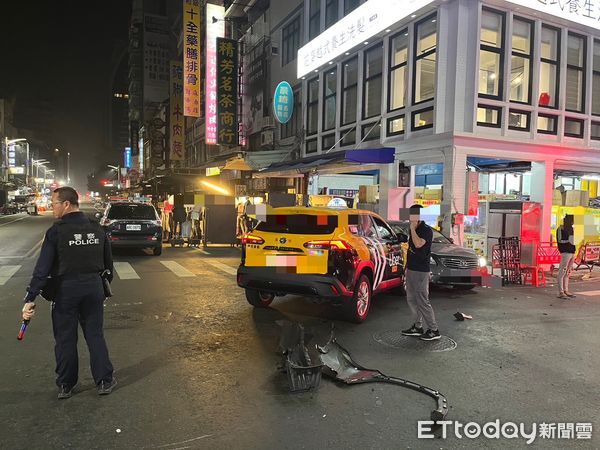 ▲轎車跟計程車在南台路與六合路口相撞，轎車差點撞進騎樓             。（圖／記者吳奕靖翻攝）