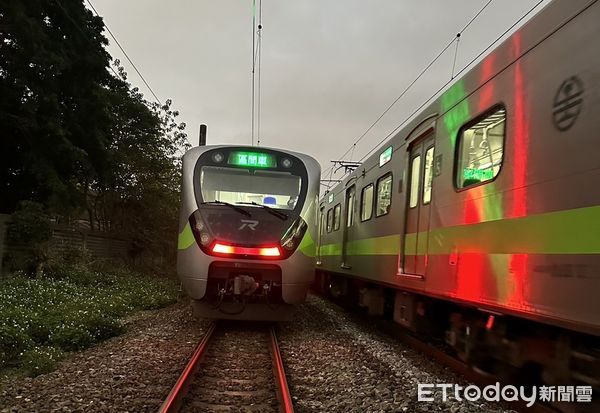 ▲▼      桃園民眾闖鐵道，慘遭區間列車撞死      。（圖／民眾提供）