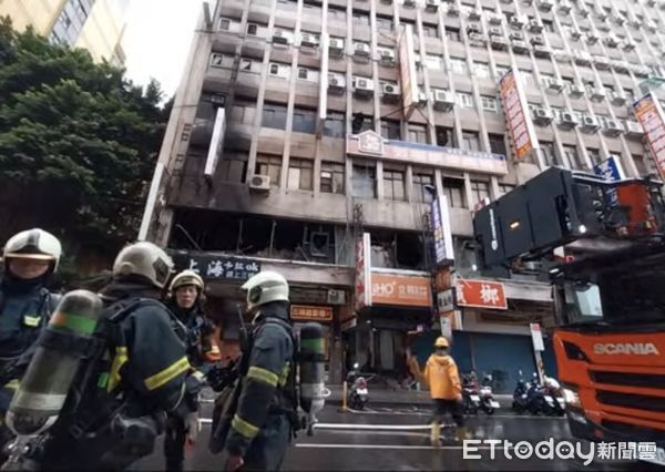 ▲▼萬華亞洲舞廳在20日傳出2樓倉庫起火。（圖／記者邱中岳翻攝）