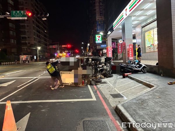 ▲▼ 貨車側翻，波及13輛機車            。（圖／記者戴上容翻攝）