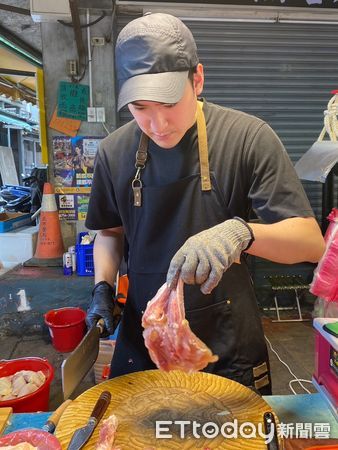 ▲沈建宏市場擺攤賣雞腿 。（圖／記者林奕如攝）