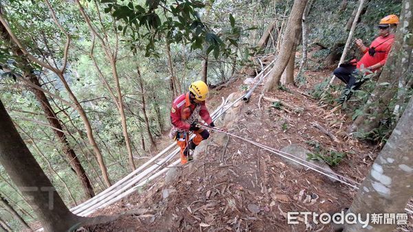 ▲▼特戰兵休假打獵「墜馬崙山百米斷崖」下落不明　垂降搜索中。（圖／記者李陳信得攝）