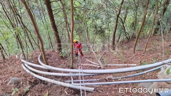▲潘姓士兵墜落山波，搜救人員垂降搜索。（圖／記者李陳信得攝）