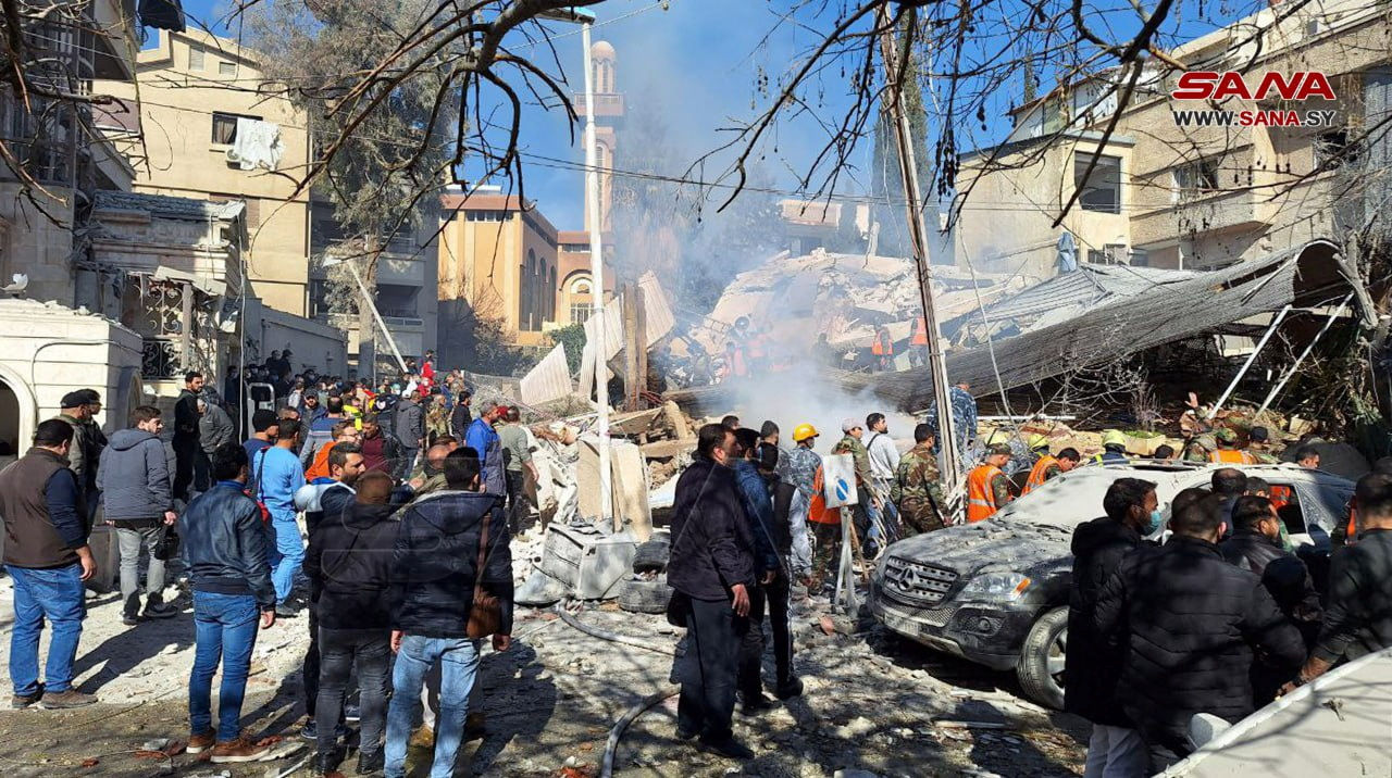 ▲敘利亞首都大馬士革據報遭以色列空襲，附近民眾圍觀。（圖／路透）