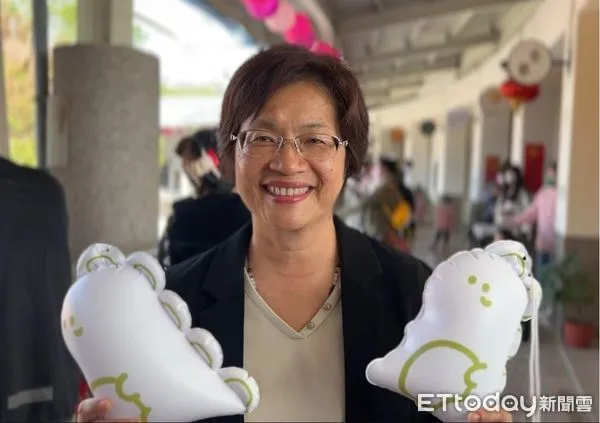 ▲彰化八卦山發放多多龍小提燈。（圖／記者唐詠絮翻攝）