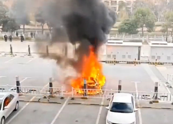 ▲小鵬汽車充電時「爆燃」。（圖／翻攝自微博）