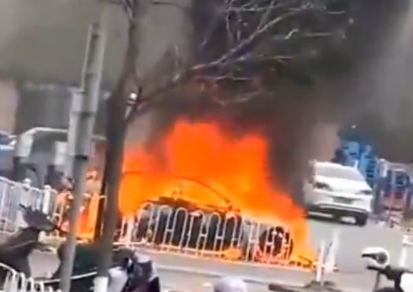 ▲小鵬汽車充電時「爆燃」。（圖／翻攝自微博）