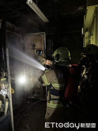 ▲台南市善化區成功路1處廢水處理廠，2樓冒出大量濃煙，消防人員接駁水線延伸進火場全力射水搶救。（圖／民眾提供，下同）