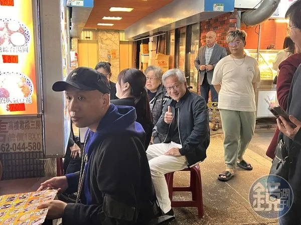 【獨家直擊】黃仁勳出沒夜市大嗑小吃　民眾狂拿手機「野生捕獲」