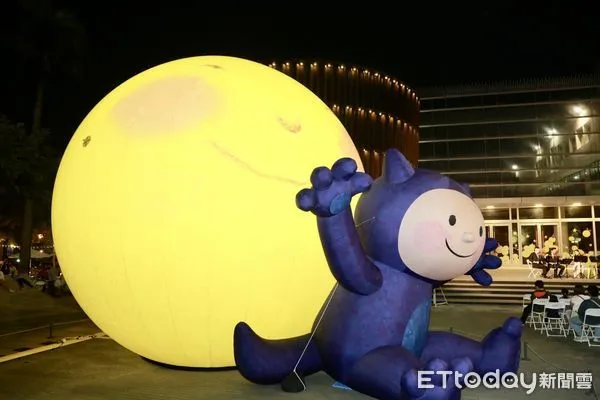 ▲「2024 幾米 Singing台南—團圓‧微光The Moon Forgets」，20日晚間登場，市長黃偉哲出席開幕儀式，點亮3顆高6米、3米及2.5米的可愛月亮裝置。（圖／記者林東良翻攝，下同）