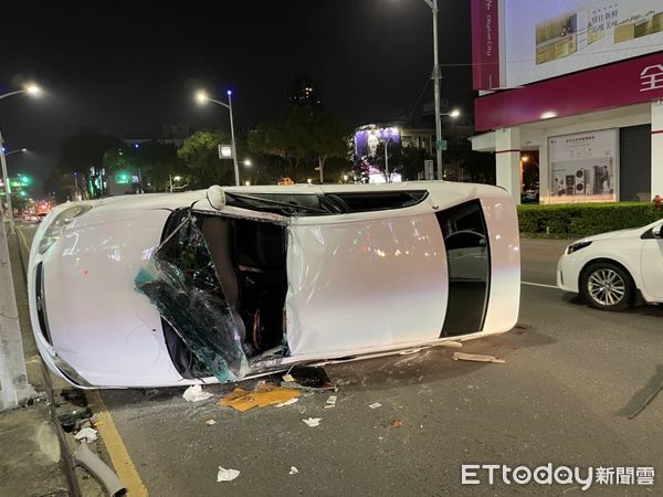 ▲▼男駕駛突橫跨2車道，導致2車相撞。（圖／記者吳奕靖翻攝）