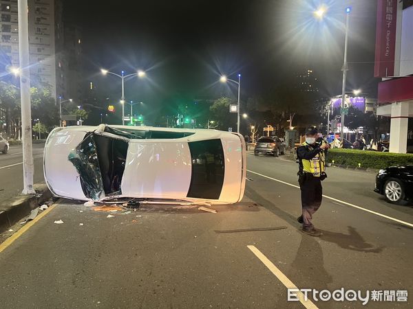 ▲▼男駕駛突橫跨2車道，導致2車相撞。（圖／記者吳奕靖翻攝）