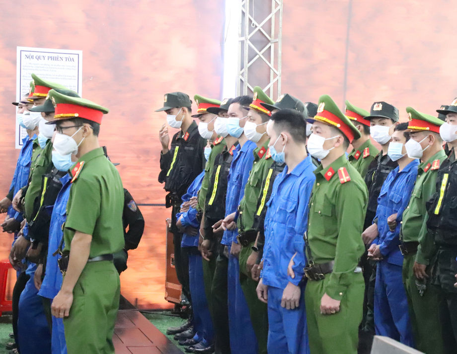 ▲▼ 越南警局恐攻100名被告出庭受審。（圖／翻攝自越通社）