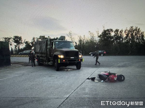 ▲恆春恆北路發生機車與軍車交通事故，機車肇逃事後投案            。（圖／記者陳崑福翻攝）