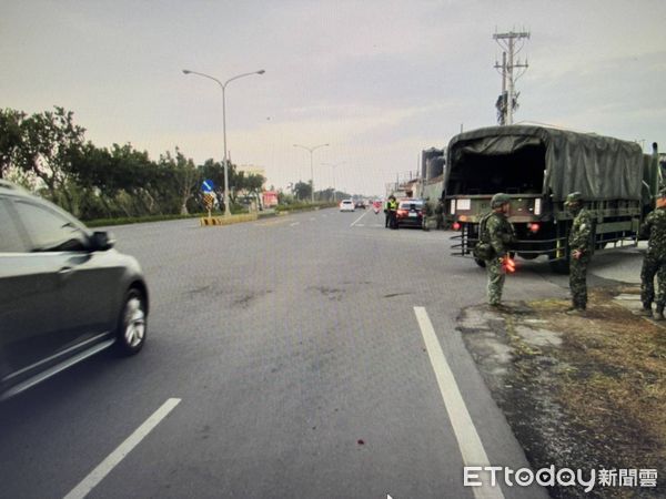 ▲恆春恆北路發生機車與軍車交通事故，機車肇逃事後投案            。（圖／記者陳崑福翻攝）