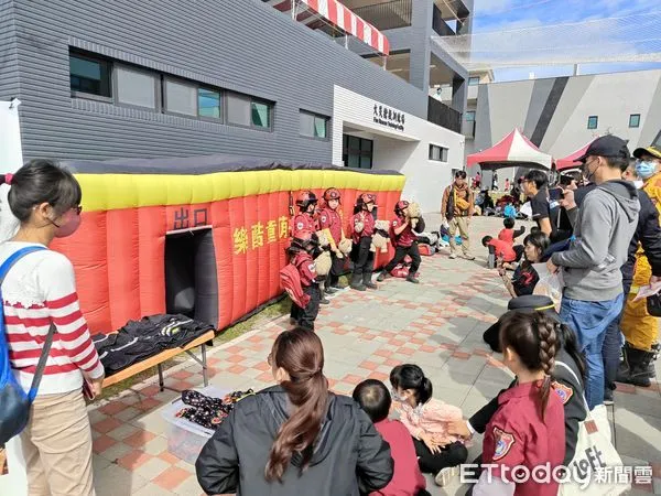 ▲▼透過模擬情境體驗與趣味遊戲化教具操作，增進對災害整備與防救的認識了解，進而提升災害風險管理的素養。（圖／花蓮縣政府提供，下同）