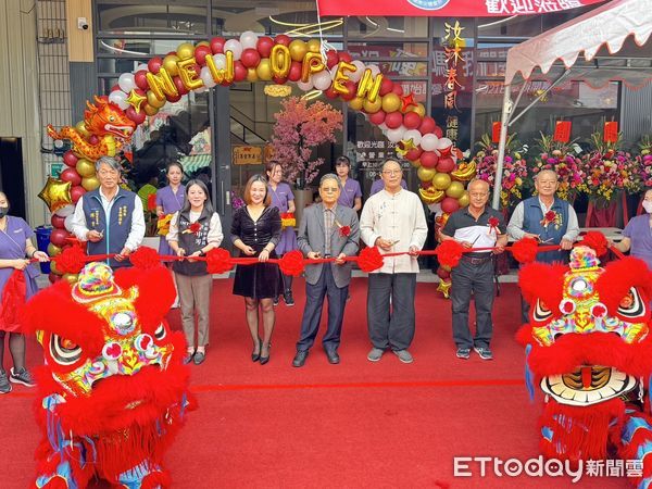 ▲台南市安南區一家占地80坪、集紓壓、視覺享受於一體的專業足底會館，21日上午剪綵開幕，成為台南地區首家以網美咖啡廳風格為養生會館。（圖／記者林東良攝，下同）