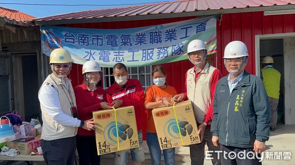 ▲農曆年關將近，台南做工行善團志工們發揮同理善心地趕工修屋，群起群力竭其所能為弱勢家庭過年圓夢努力。（圖／記者林東良翻攝，下同）