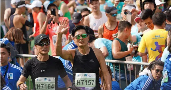 周潤發最終以1小時3分58秒完成半馬賽事。（圖／微博）