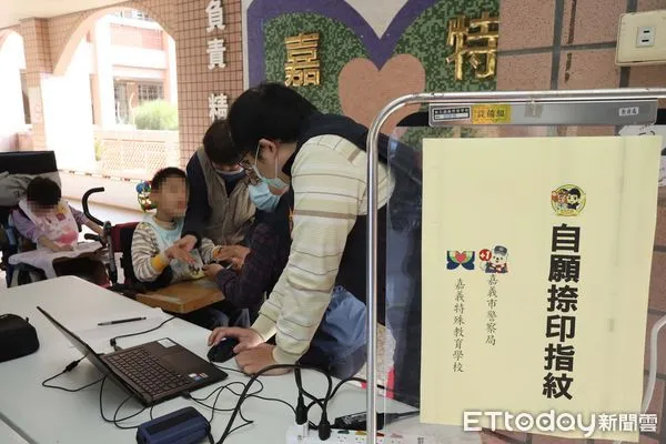▲▼     守護每一個小天使 嘉義市攜帶型指紋掃描系統成好幫手。（圖／嘉義市警局）