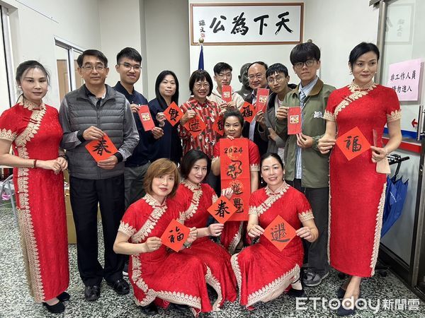 ▲國民黨台南市黨部與台南市民眾服務社21日上午，於市黨部舉辦名家揮毫免費贈春聯活動聯。（圖／記者林東良翻攝，下同）