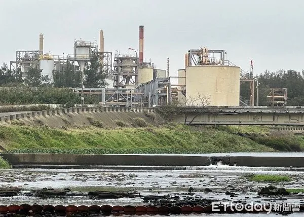 ▲關廠的美商科慕公司因管線破裂，污染緊鄰大堀溪。（圖／民眾提供）