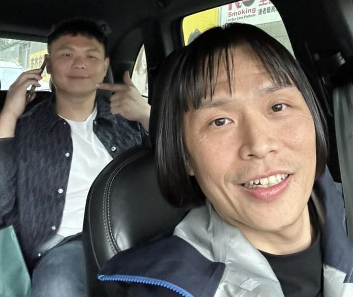 ▲資深汽車收藏家、YouTuber彭昱凱（阿凱）開著白色保時捷凱燕到北檢接超哥。（圖／翻攝自Facebook／彭昱凱）