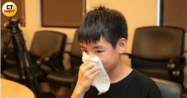 過敏性鼻炎患者愛用的藥物「莫鼻卡」，從去年暑假就開始缺貨，隨著疫後呼吸道疾病大爆發，讓缺藥情況更嚴重。（圖／周志龍攝）