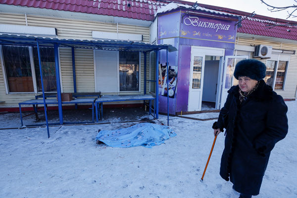▲▼俄羅斯控制的烏東城市頓內茨克市（Donetsk）遭到烏克蘭軍隊砲轟，導致27死25傷。（圖／路透社）