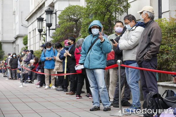 ▲▼中央銀行甲辰年龍年套幣今天於台灣銀行正式發售，凌晨四點頭香哥李先生就從汐止前來台灣銀行總行排隊搶購。（圖／記者湯興漢攝）