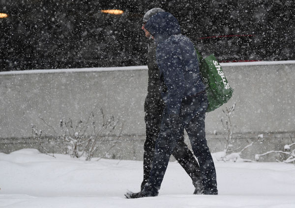 ▲▼美國麻州伍斯特市（Worcester）1月7日就迎來2024年第一場冬季風暴，人們走在大雪中。（圖／路透）