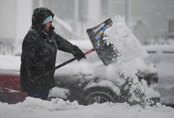 ▲▼美國麻州伍斯特市（Worcester）1月7日就迎來2024年第一場冬季風暴，一名婦女正在剷雪。（圖／路透）