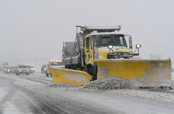 ▲▼美國麻州伍斯特市（Worcester）1月7日就迎來2024年第一場冬季風暴，一輛除雪機在車流牽引下清理麻州收費公路沿線的道路。（圖／路透）