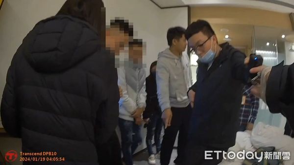 ▲大安警方攻堅破門逮捕設局騙幣商850萬元的馮姓主嫌及涉案成員共5人。（圖／記者張君豪翻攝）